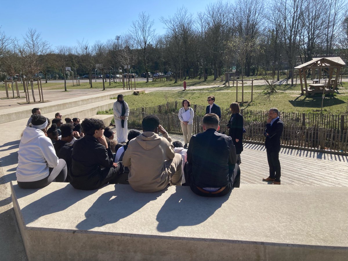Les éco-délégués de la cité scolaire visitent deux collèges à Noisy-le-Grand. Cette visite a permis aux élèves de découvrir des cours réaménagées dans d’autres établissements, d’échanger avec les élèves et de s’en inspirer pour leurs propres propositions d’aménagement 🌲