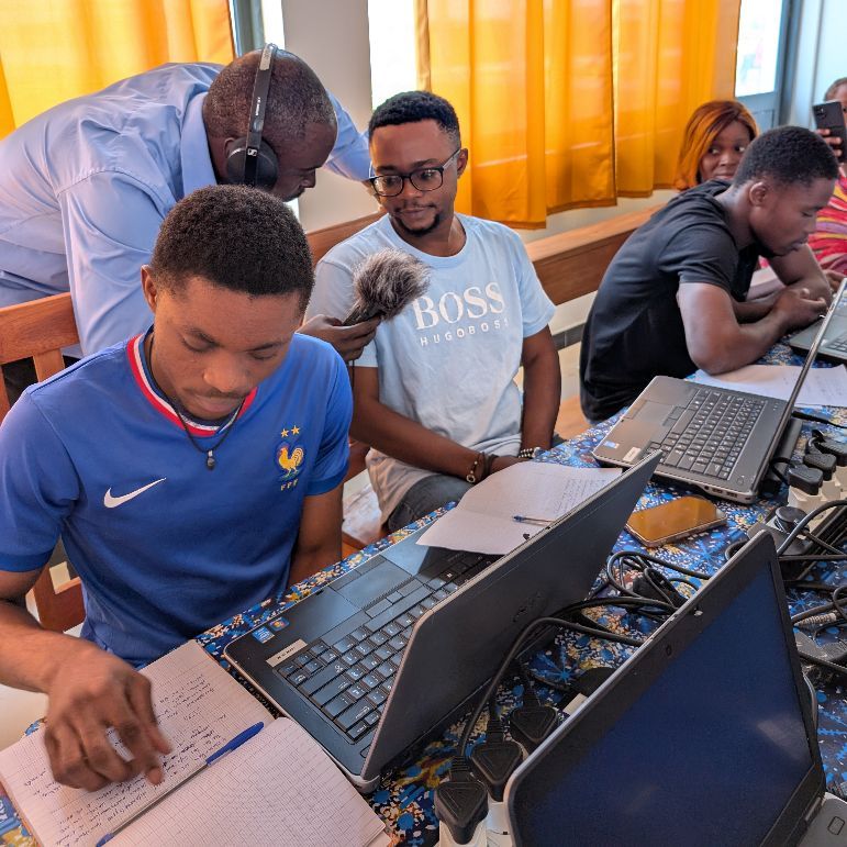 🎙️À Oyo🇨🇬 pour couvrir la formation en marketing digital &amp; design graphique du projet D-CLIC (OIF) avec PointSys, UnionLab &amp; Milan Parker.

📅 10 mars 20h00 dans Technob@se sur Radio MUCODEC ! 
📻 📡 𝟏𝟎𝟎.𝟑 𝐅𝐌, 𝐂𝐚𝐧𝐚𝐥 + 𝟗𝟒𝟔
🔗 Stream buff.ly/7ie3Yyj

#Tech