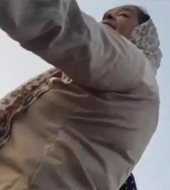 "इसे पाकिस्तान ही समझ लो.."

दिल्ली में रोहिंग्या-बांग्लादेशियों की बस्ती में रिपोर्टर से बोली महिला।

दिल्ली के कालिंदी कुंज में हाल ही में बांग्लादेशी और रोहिंग्या शरणार्थियों को लेकर रिपोर्टिंग करने गए एक शख्स से एक स्थानीय महिला उलझ गई।

एक वीडियो में वह महिला रिपोर्टर को