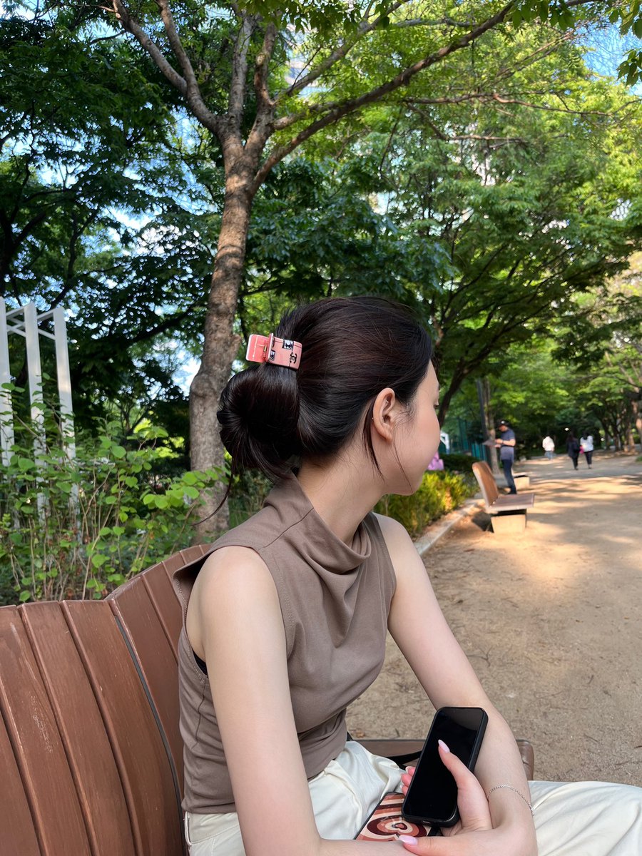 8l8913's tweet photo. 곧 날씨 풀리니깐 제가 학교에 잘 입고 다녔던 사나 코디 글 올라가요!!
저 색조합과 목폴라 코디는 제 전문이거든요  ⠉̮⃝︎︎ https://t.co/NbO4Mm42gW