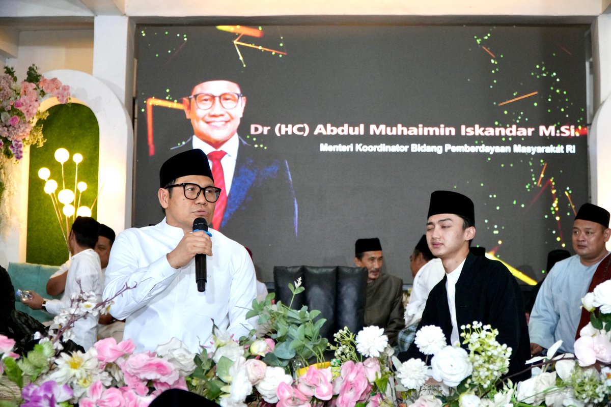 FRAKSI PKB JATENG (@fpkb_dprdjateng) on Twitter photo Safari Ramadhan Ketua Umum <a href="/DPP_PKB/">DPP PKB</a> di Jawa Tengah , Soan KH .Munif Zuhri (Demak ) dan menghadiri haul KH Dimyathi Rois ( Kendal ). Sehat selalu sang pemimpin kami <a href="/cakimiNOW/">A Muhaimin Iskandar</a> , <a href="/yusuf_ch/">M Yusuf Chudlory</a> <a href="/hamid_amx/">abdul hamid</a> <a href="/Sukirman_Kir/">Sukirman</a> <a href="/_sarifabdillah/">Sarif Abdillah</a> <a href="/BoloeKangFathan/">Bolone Kang Fathan</a> . Safari Ramadhan Ketua Umum <a href="/DPP_PKB/">DPP PKB</a> di Jawa Tengah , Soan KH .Munif Zuhri (Demak ) dan menghadiri haul KH Dimyathi Rois ( Kendal ). Sehat selalu sang pemimpin kami <a href="/cakimiNOW/">A Muhaimin Iskandar</a> , <a href="/yusuf_ch/">M Yusuf Chudlory</a> <a href="/hamid_amx/">abdul hamid</a> <a href="/Sukirman_Kir/">Sukirman</a> <a href="/_sarifabdillah/">Sarif Abdillah</a> <a href="/BoloeKangFathan/">Bolone Kang Fathan</a> .