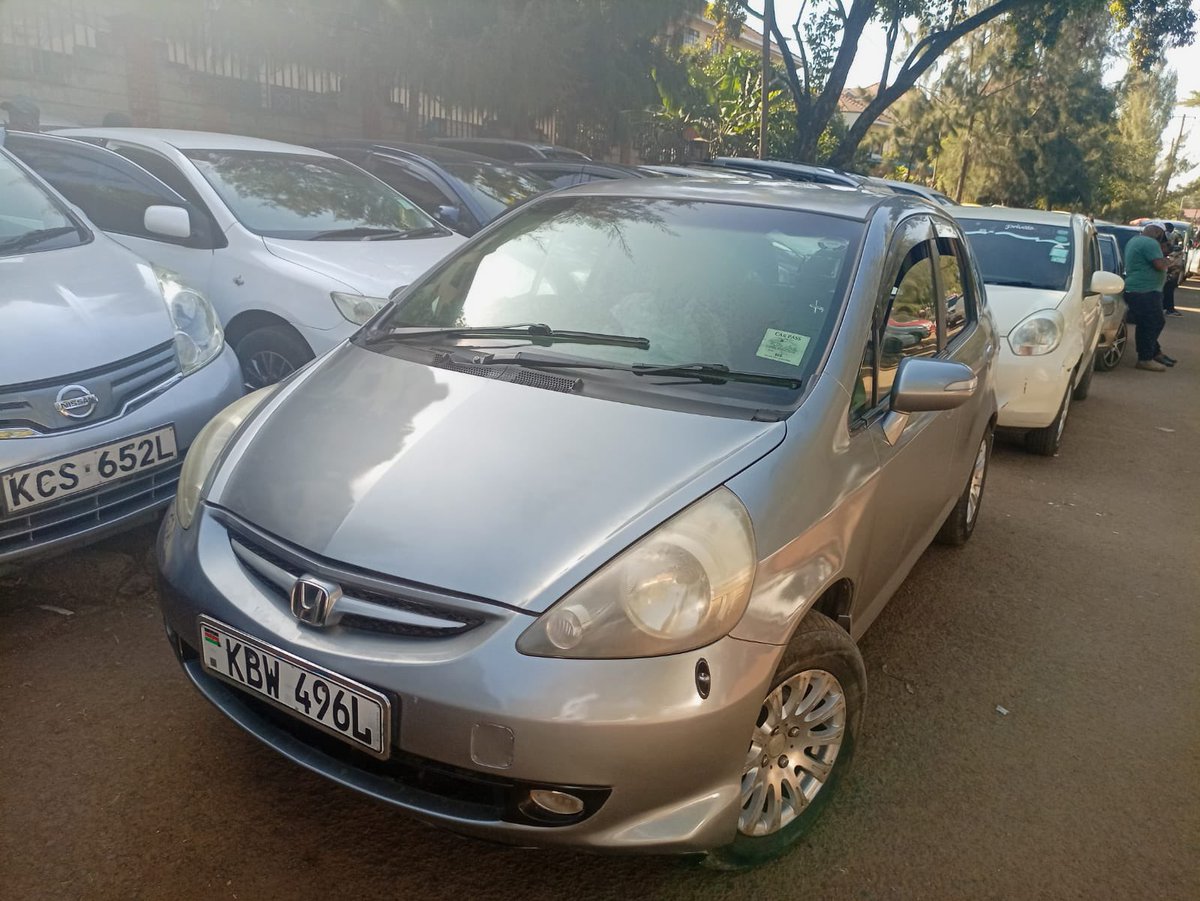 patohvin's tweet photo. @Caradvicekenya Quick sale 🔥🔥🔥
Honda Fit KBW
Petrol 1300cc
Yom 2007 Auto
BUY and Drive...
Price: 390k Fixed 
Location: Nairobi CBD

WhatsApp/Call/Text 0717811402 https://t.co/3bFcUABSyW