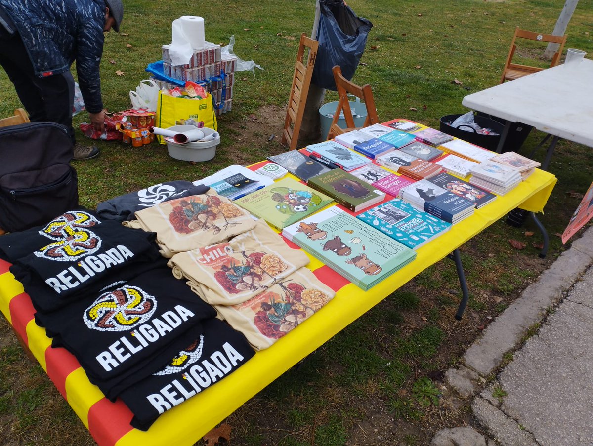 🎆 Muitas gracias a todas y toz os que tos pasez lo miercols por la nuestra paradeta en a #5marzada
📚 Chent, buenos charrazos, material y sozialización en #aragonés en un día perfecto de fiesta y reivindicación