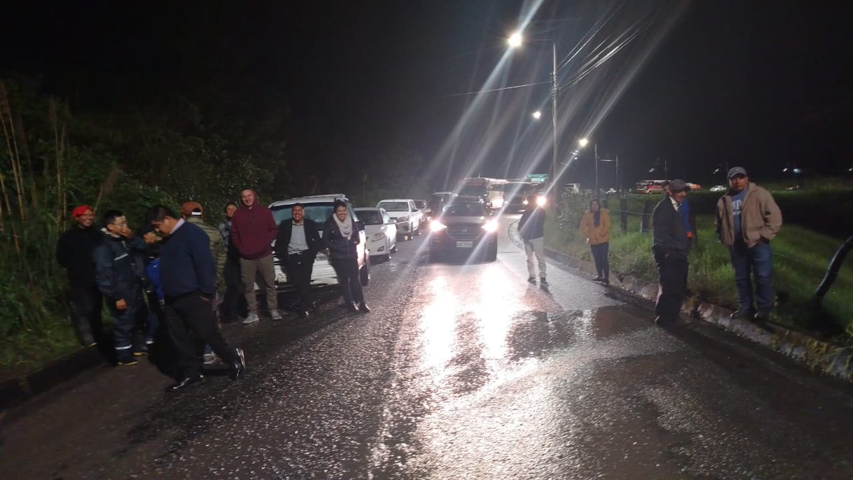 #Atención | Emergencias viales 

🚜Trabajamos articuladamente con <a href="/Municipio_Giron/">Municipio de Girón</a> y <a href="/EpAsfaltar/">Asfaltar EP.</a> para restablecer el paso en la vía Girón - San Fernando.

Nuestro trabajo no se detiene trabajamos 24/7💪

#AzuayPrefectura 
#JotaPrefecto
#TransformamosVidas