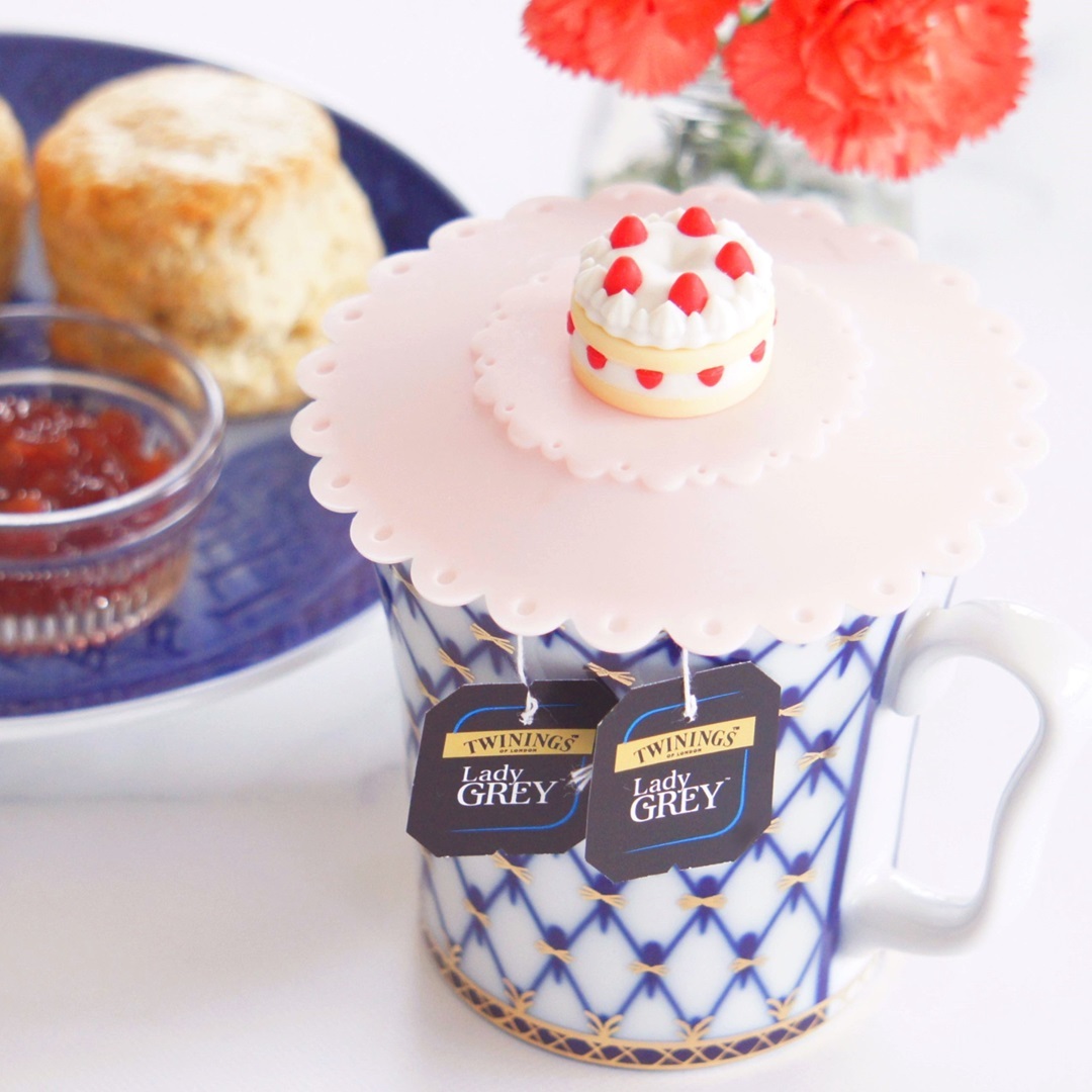＼マグカップで楽しむ紅茶☕／
ティーカップでの紅茶も素敵ですが、仕事中や自宅での読書中など趣味の時間にはたっぷり紅茶をいれられるマグカップが便利ですよね✨温めたマグカップに熱湯を注ぎ蓋をしてじっくり蒸らします😊湯量が多い時はティーバッグを2つ使うと紅茶の風味をより感じられますよ💕