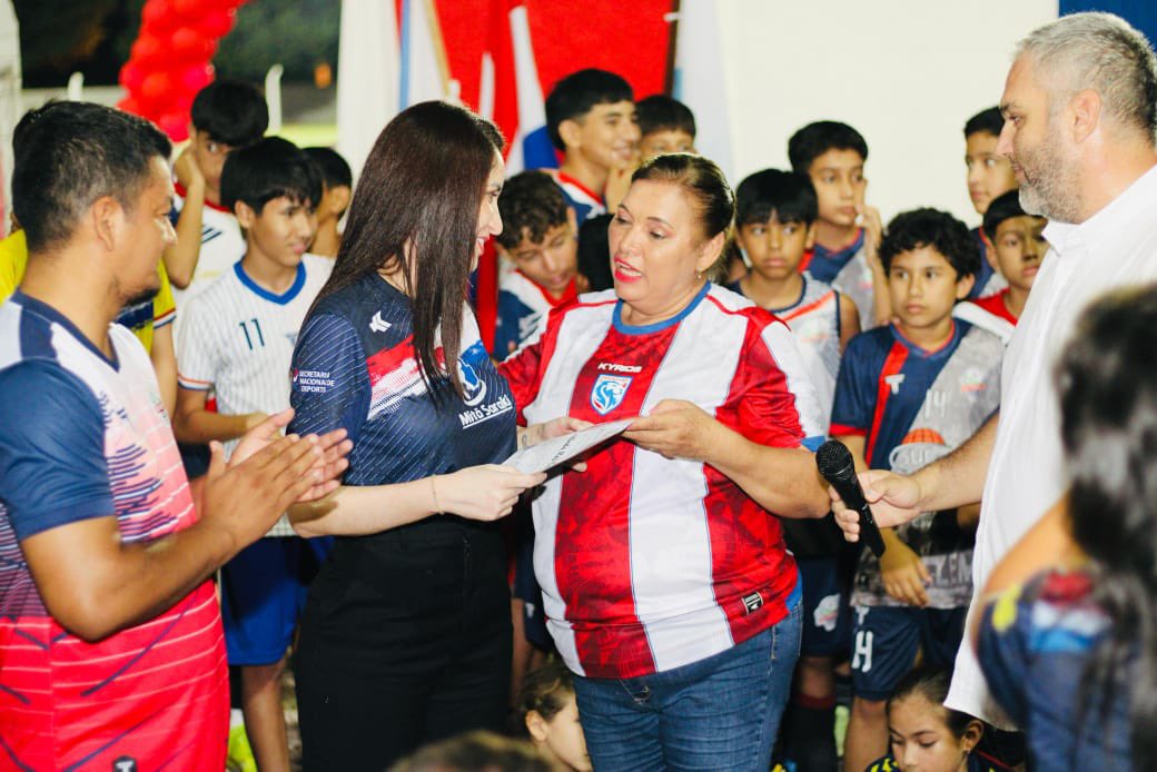 Gracias Señora Intendente Joaquina Azuaga, privilegio agradecida al entregarme la llave de la Cuidad Vallemi, Municipalidad San Lázaro. honra estar presente en la bella Cuidad, acto inaugural de las aéreas deportivas  para mejorar las condiciones y calidad de sus habitantes.♥️🇵🇾