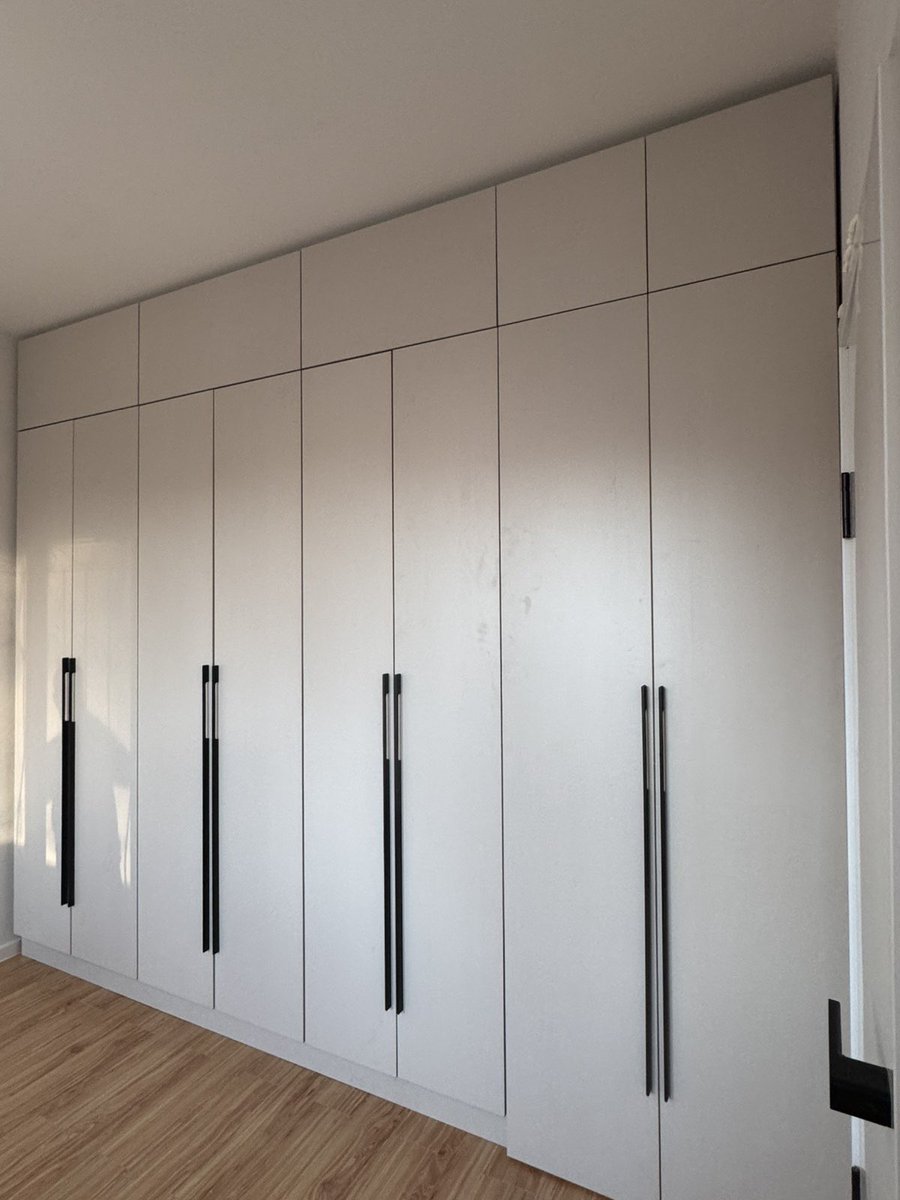 Хүүхдийн 100д байрлах угсармалын 5н давхар байранд хана тусгаарласан хаалгатай шкаф хийж өглөө, баруун талын 2 хаалганы ард өрөө байгаа шүү 😁 
Утас : 8011-2326