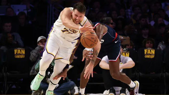 ShashwatHarish's tweet photo. 4)Playing basketball sharpens your mind. Quick decision-making, coordination, and strategy all play a role in winning games. Mental fitness is just as important as physical fitness. #Basketball #MindAndBody #GameSense https://t.co/WTa6Ie14Su