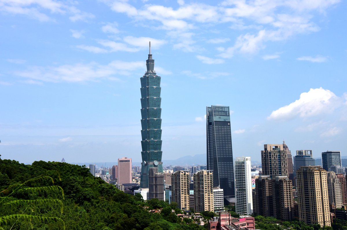 PDChinese's tweet photo. 【王毅：台灣從來不是一個國家，今後更絕無可能】3月7日上午，十四屆全國人大三次會議舉行記者會，中共中央政治局委員、外交部長王毅就“中國外交政策和對外關係”相關問題回答中外記者提問。

王毅表示，台灣地區在聯合國的唯一稱謂就是“中國台灣省”。台灣從來不是一個國家，過去不是，今後更絕無可能。鼓吹“台獨”就是分裂國家，支持“台獨”就是干涉中國內政，縱容“台獨”就是破壞台海穩定。

主權原則是聯合國憲章的基石，任何國家、任何人都不應搞什麼雙重標準。尊重各國的主權和領土完整就應該支持中國實現完全統一，堅持一個中國就應該反對任何形式的“台獨”。實現祖國完全統一是全體中華兒女的共同願望，是大勢所趨、大義所在。“台獨”分裂只會玩火自焚，“以台制華”無異於螳臂擋車。中國終將統一，也必將統一。