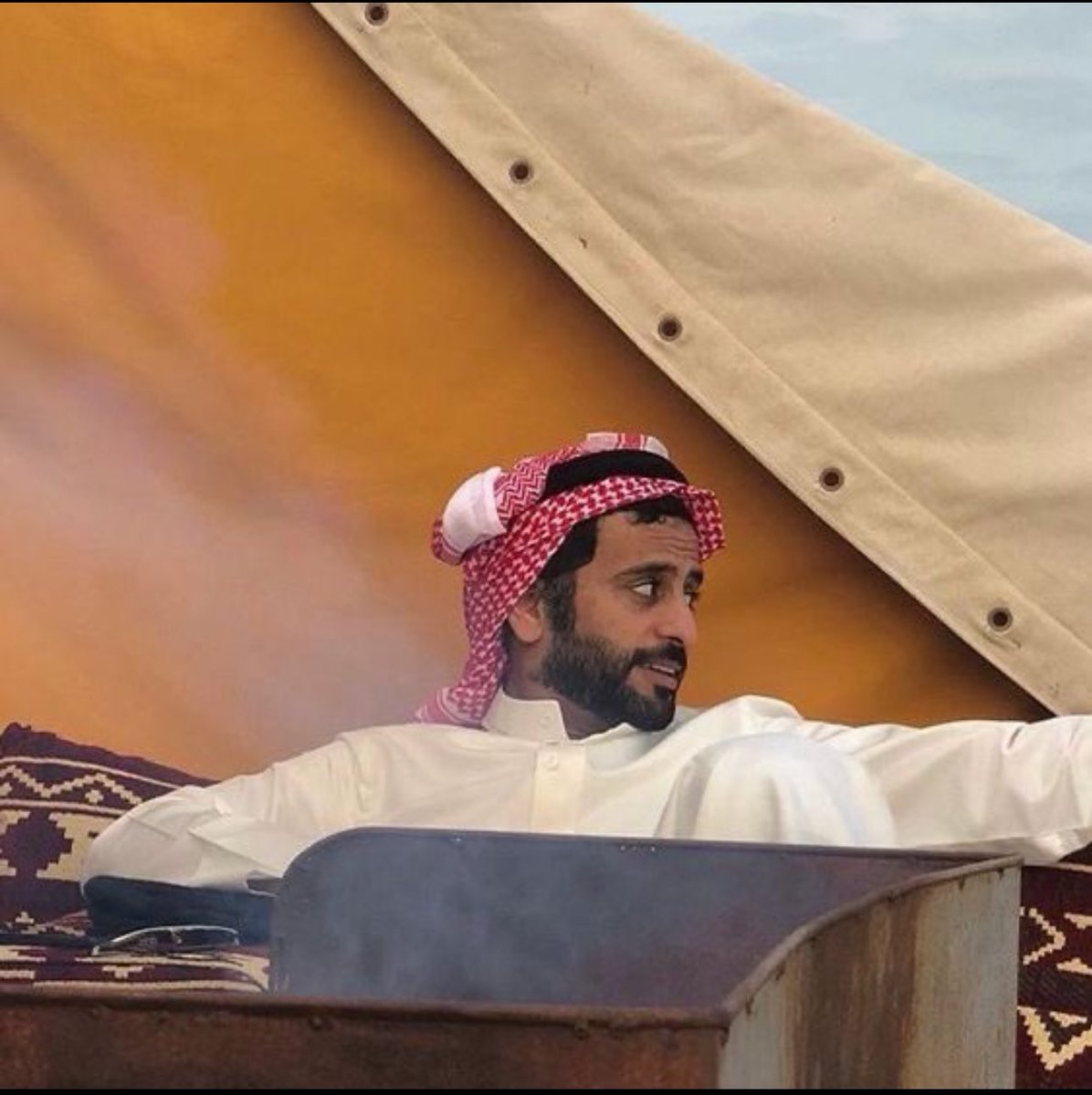 x502xm's tweet photo. حدثني عن فقدان الشغف
احدثك عن بيتين لـ سعد علوش يوم يقول :

تمركّ  … العابرين وما تسلم عليك 
إلا غريبٍ طوته الأرض  … بسنينها 

قال أنت جالس لحالك تنتظر من يجيك ؟
قلت انتظر نفسي اللي ما اعرف وينها . https://t.co/SomFHiCihK