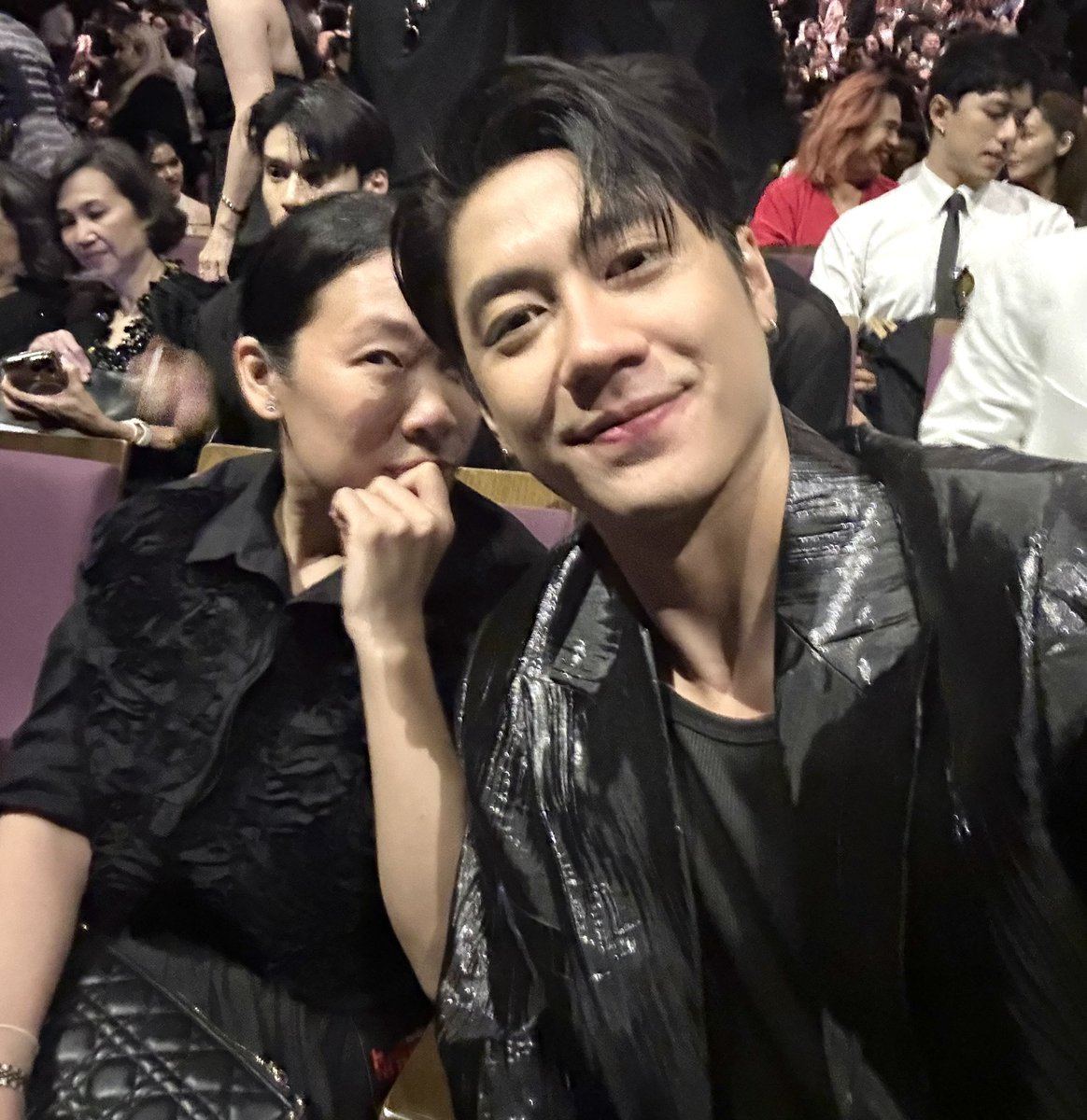 Vilaaaaa_m's tweet photo. และนี่ คือคนข้างๆ ที่นั่งดูละครเวที #เรื่องเล่าคืนเฝ้าผี2568 กับดิชั้น 

เดี๋ยวปิดตา เดี๋ยวสะดุ้ง เดี๋ยวแกล้งตะปปแขน 😂 แต่ก็อุ่นใจอยู่ 555 

#JamRachata https://t.co/ByYqkETrax