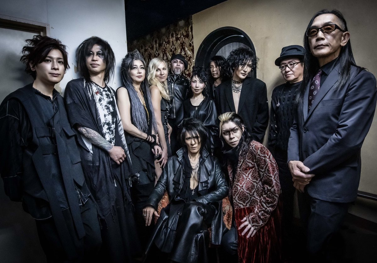 nowherenobodygu's tweet photo. 自分が自分であるところのこの〈これ〉、本当の現実であるところのこの〈私〉に始まりは無く終わりも無いので、誕生日というようなものもありません。〈今ここ〉において永遠であり無限であるところのこの〈私〉の夢の一幕としてのこの世の生におけるこの肉塊というものには始まりと終わりという限りがある故、喜び悲しみ怒り楽しみというドラマが演じられ、ひいては歴史というようなものを所有することになります。自分もこの世の生というものをより興味深くしたいと、この世の慣わしに従って毎年、この肉塊を寿ぐ生誕祭を行います。今年も掛け替えのない友らと共に素晴らしい瞬間瞬間を創り上げることができました。それを共有してもらった全ての魂へ捧げるべく歌うことが今年もでき、大いなる悦びに溢れた夜になりました。この限りある肉塊が耐えうる限り歌い続けようと決意を新たにする日でもあります。来年もこの日を祝うことができるようこれからの一年も努めていきたいと思います。

#肉塊生誕祭
#BAKI
#Boris
#石井秀仁
#黒木真司
#FIRE
#秦野猛行
#yukarie
#HeatherPaauwe
#エノマサフミ