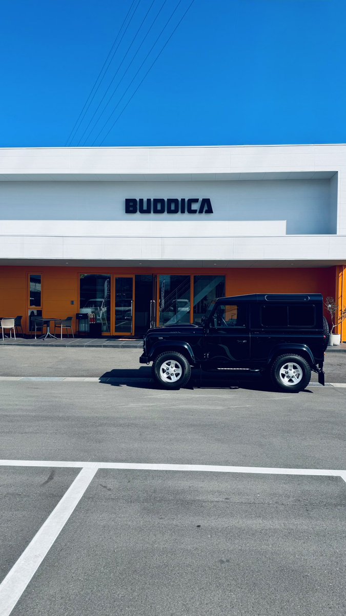 バディカ高松店にYouTube撮影に来たら、平日なのに全員商談してて忙しそう。従来のクルマ屋と違って、テレビCMもチラシも全く打たないで、その費用を社員やお客様に還元してきたことで、ブランドになってきた。まだまだ足らずは多いけど、お客様で溢れてる自分たちの店を見るのは何より嬉しい。