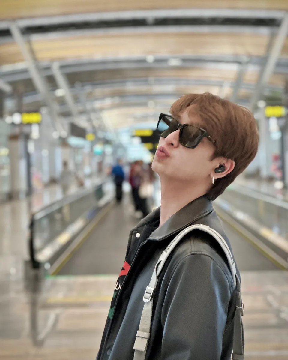chimon_official's tweet photo. ชิม่อน พร้อมออกเดินทางไปเจอแฟนๆ ที่เซี่ยงไฮ้แล้วคร้าบบบ Go! Go! ✈️🥳💛

📸 IG : GMMTV

#ChimonFansignShanghai 
#ChimonWachirawit 
#ชิม่อนไงจะใครหล่ะ https://t.co/x69y9MmkaD