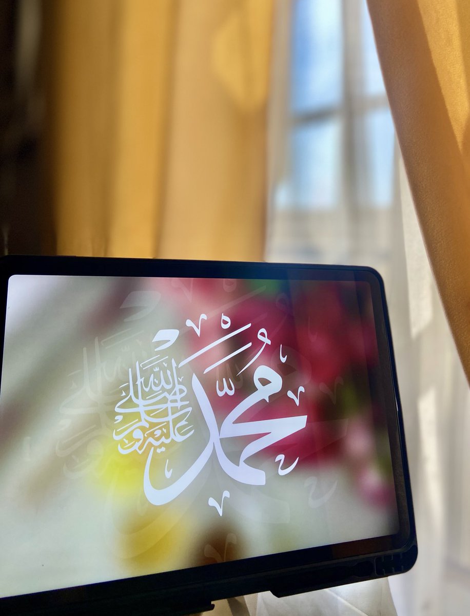 صلوا عليه وسلموا حبًا لهُ وزيادة فِي الأجر وَالحَسَنَات ﷺ"🤍🌸.