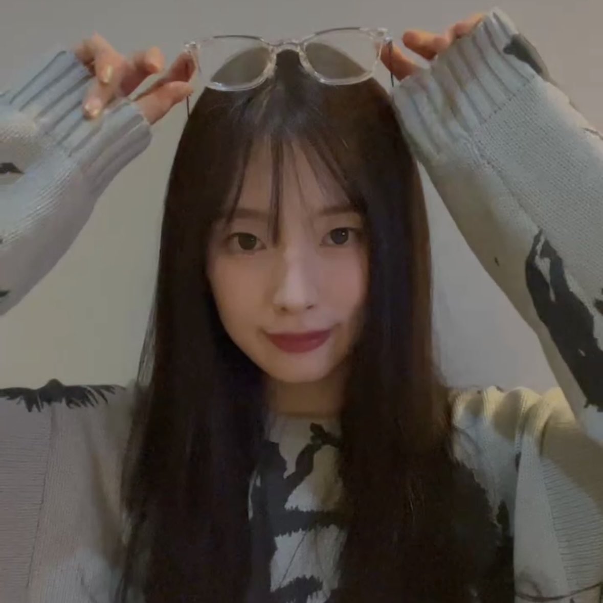 "Selamat pagi." Setelah menyapa sebentar, dirinya pun menyimak isi dari zoom meeting Rumah Kejora pada pagi hari ini. Tak lupa segera memakai kacamatanya.