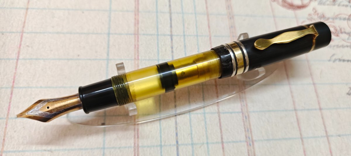 Finished up: a tribute to the vintage Montblanc L139. Using ultem and buffalo horn as the material and holding an original Montblanc L139 nib section. The brass piston filler and the cap trim is handmade.