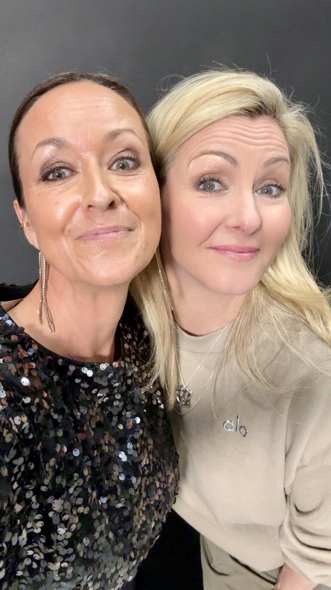 Ce soir j’ai refait ce selfie pris dans un Tweet Aid il y a 11 ans avec ma belle Véro! 🫶🏼 
(Je fais partie du public VIP de la Génération X à Zénith à Radio-Can à chaque semaine ✨)