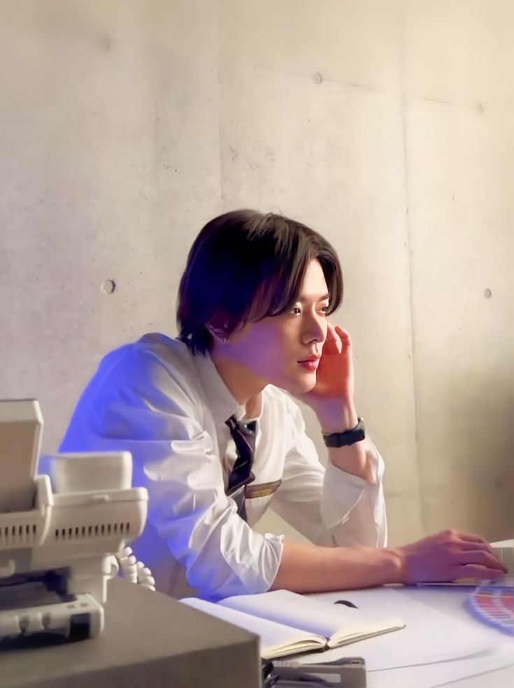 ㅤ
Waktu sudah menunjukkan pukul sepuluh lewat, Barra yang baru saja memeriksa beberapa laporan pun buru-buru menyalakan laptop miliknya untuk masuk ke ruang meeting online bersama <a href="/YayasanRK/">Rumah Kejora</a>. 

"Lupa banget, ingetnya jam 7 malam.." gumamnya. 

ㅤ