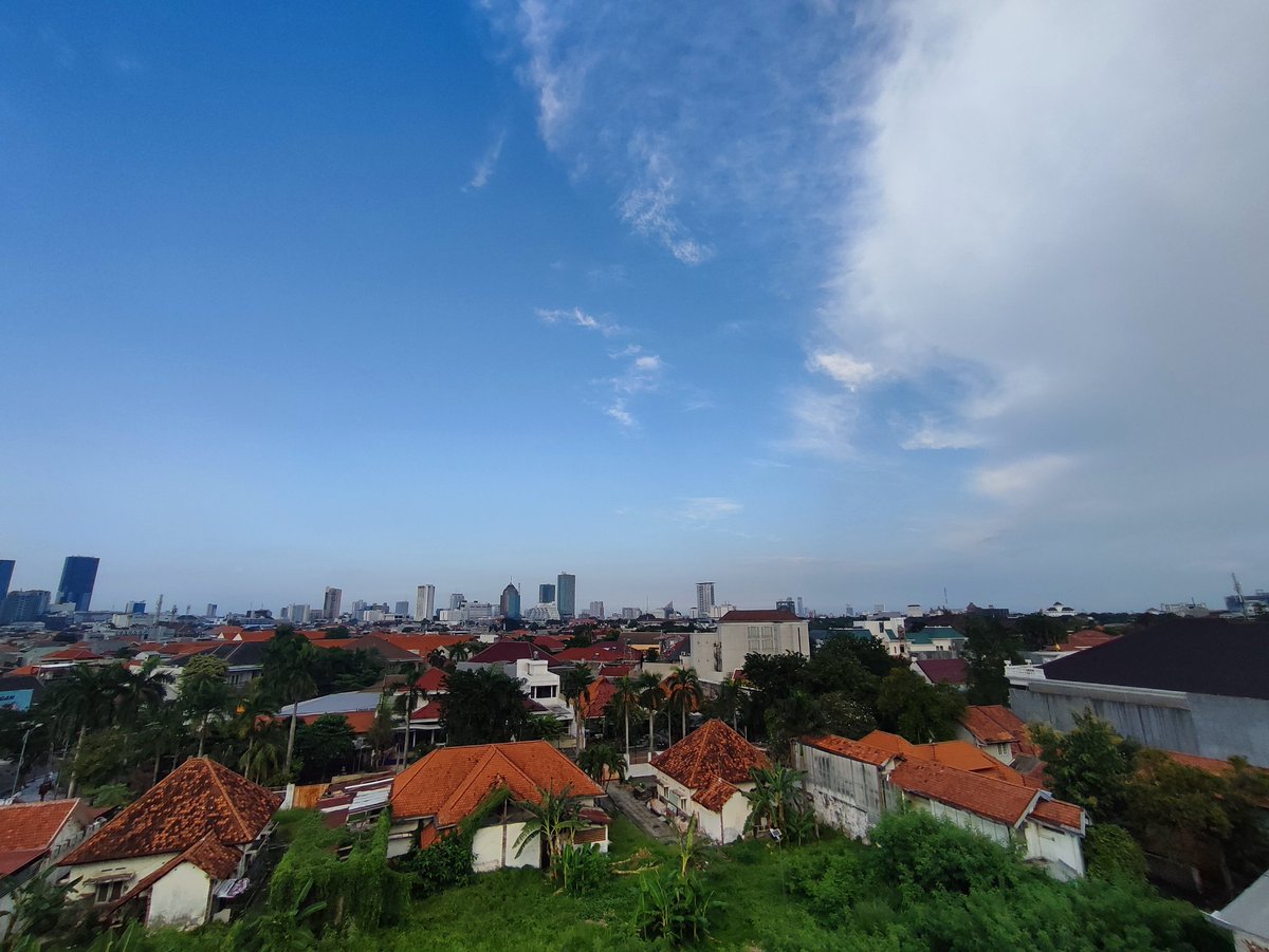 trainkoko's tweet photo. Panasnya surabaya hari ini guys https://t.co/QHqJHNeZ7D