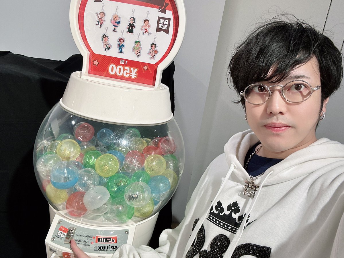 roadhog_KUN's tweet photo. 本日よりPUS vol.2 (Tokyo)

カプセルトイは、100円玉なので注意してください。
#ニート部PUS

新しいサングラスです！ https://t.co/KIz685gF9V