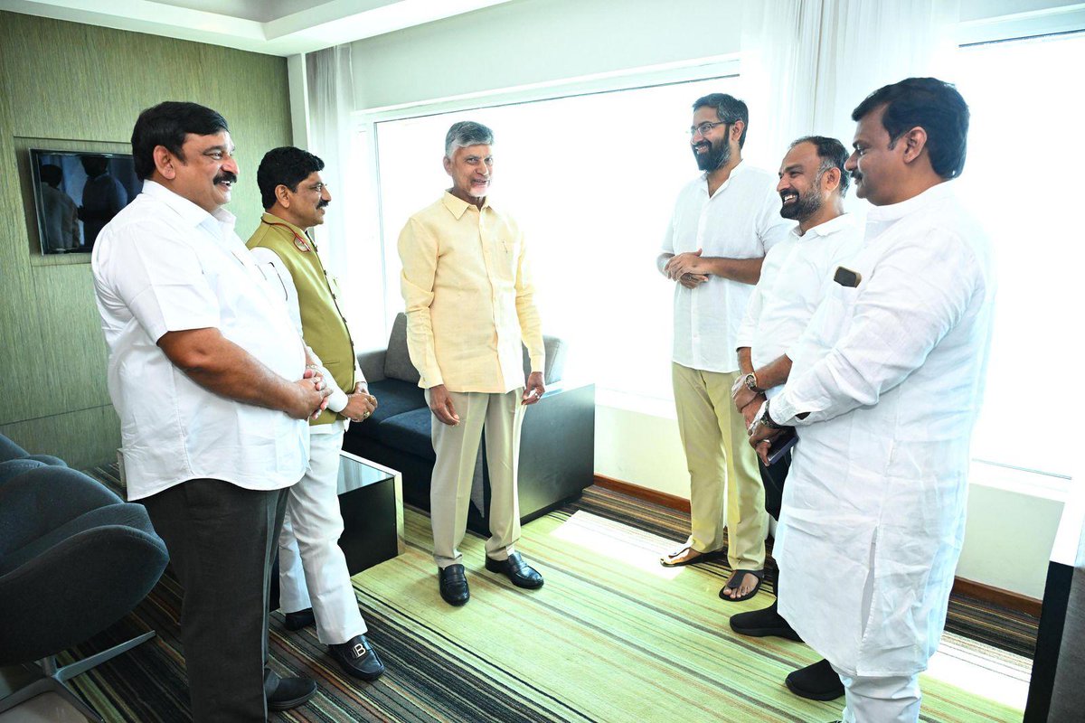 MadhavBJP's tweet photo. విశాఖపట్నం విచ్చేసిన రాష్ట్ర ముఖ్యమంత్రివర్యులు శ్రీ @ncbn గారిని కలిసిన సందర్భంలో https://t.co/10Yuc9rii6