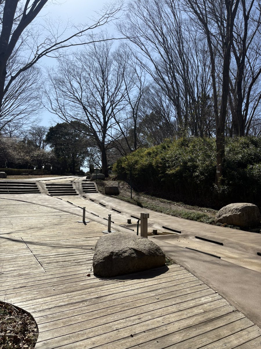 D1aichi's tweet photo. 小学生の遠足ぶりにミュージアムパークきた。当時この川のエリアで脱いだ上着を忘れ��帰ったけど後日缶バッチと一緒に家に送ってくれて感動した記憶ある。 https://t.co/YqrSBwrjD8