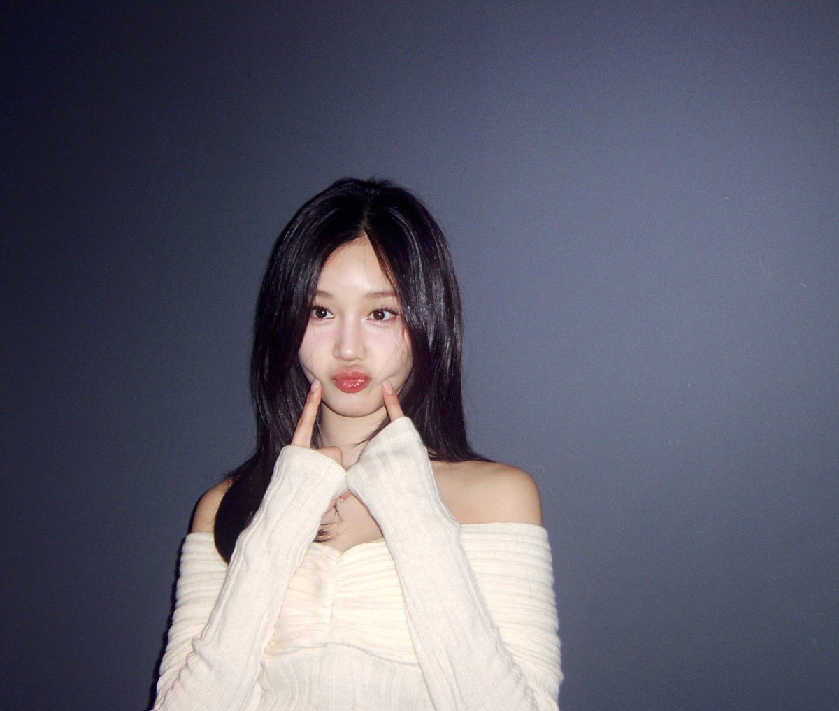 PHARITATHFAN's tweet photo. [📸] 250307 WEVERSE | #RIRI_LOVELETTER

hair down feeling like Rapunzel 🫧🩵

น้องแพรมาอัพรูปกับทรงผมใหม่ให้ดูกันแล้วค่ะ~ น่ารักจนใจเจ็บเลยยเจ้าเด็กก 🫠🫠 จิ้มแก้มก็มา แก้มซาลาเปามากก นุ่มนิ่มๆน่ารักจังเลยลูกก 🤏🏻💖

#PHARITA #파리타 #BABYMONSTER https://t.co/qQF7FYi55W