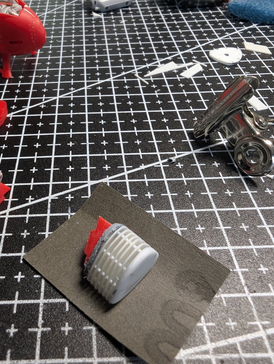 出勤前に時間あったからエンジン横に付くラジエターが貧相なのでスクラッチしてみました😅
0.2プラ版と0.5プラ棒でスクラッチして６層ラジエターの完成😆✌。。。左右あるけどもう１個は来週かな🫠🫠