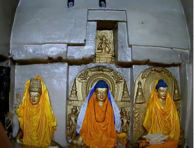 ScienceJourney2's tweet photo. जरा सोचे कोई मंदिर में नमाज़ पढ़ सकता है?
मस्जिद में कोई हवन यज्ञ कर सकता है?
चर्च में कोई नमाज़ या यज्ञ हवन कर सकता है?
आपका जवाब होगा नहीं
#BTact1949_Repeal
तो फिर सोचे बुद्ध के सबसे पवित्र स्थान महाबोधि महाविहार में ब्राह्मणों पंडों के कर्मकांड पूजा पद्दति का क्या काम?
सिर्फ भिक्खू लोगो को ही पता है बुद्ध की शिक्षाये क्या है मैडिटेशन कैसे किया जा सकता है क्योकि जिसका जो धर्मस्थल है उसके अनुवायीयों को ही पता है की कैसे उनके आराध्य की उपासना करनी है ।

क्या किसी भी हिंदू मंदिर में भिक्खू को ट्रस्ट मेम्बर बनाया गया है?
 अगर नहीं तो बुद्ध के सबसे पवित्र स्थान महाबोधि ट्रस्ट में ग़ैर बुद्धिस्ट यानी ब्राह्मण हिंदू क्यो?

BT act 1949 बनाकर बुद्ध के सबसे पवित्र स्थान महाबोधि ट्रस्ट के 9 ट्रस्ट मेंबर्स में 5 ग़ैर बुद्धिस्ट यानी हिंदू ब्राह्मण की घुसपैठ करायी गई है । 

चुकी भारतीय संविधान 26 Jan 1950 में लागू हुआ इस हिसाब से यह एक्ट निरस्त कर बुद्ध की विरासत बुद्धिज्म को सौप देनी चाहिए थी जो अब तक नहीं हुआ है । 
ऐसे में बिहार सरकार, केंद्र सरकार को चाहिए की BT act 1949 को निरस्त कर बौद्ध लोगो को उनका हक सम्मान वापस करे ।
#BTact1949_Repeal