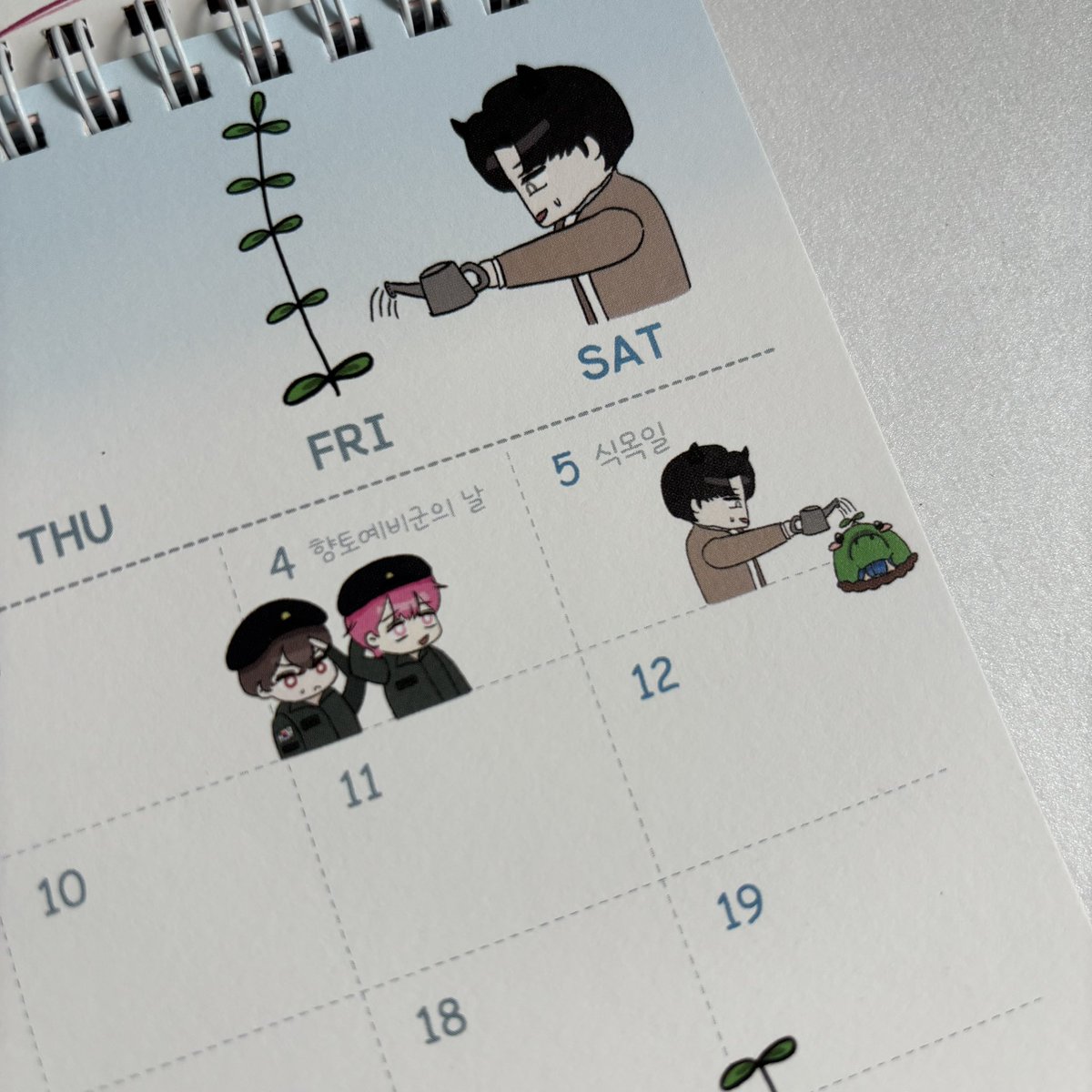cooooo133's tweet photo. #2025_이루와_친구들
ㅈㅉ너무너무너무예뻐요…
그림체가 다 익숙해서 더 정감가는ㅠ 
진짜예쁩니다이거실물이개지려요…
다들 너무너무 수고 많으셧어요!! 
개강 후 유일한 낙 달력보기🥹🫣
짱짱~~ 최고에여 님들😋🖤💙💚💗 https://t.co/k0fHRWwRNC