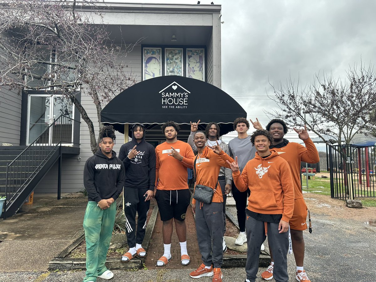 My Favorite part of working @sammyshouseatx was being able to clean up the kids playground area! If you can support or help please do !@texasonefund http:// amplifyatx.org/organizations/…