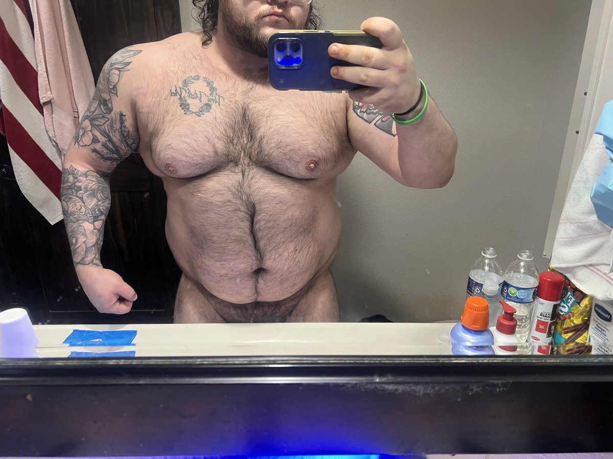 It was leg day but still trying to show the body off 
#Bear #gay #dadbod #hairy #chub #chubby #bi #nsfw #nsfwtwt #twitterafterdark