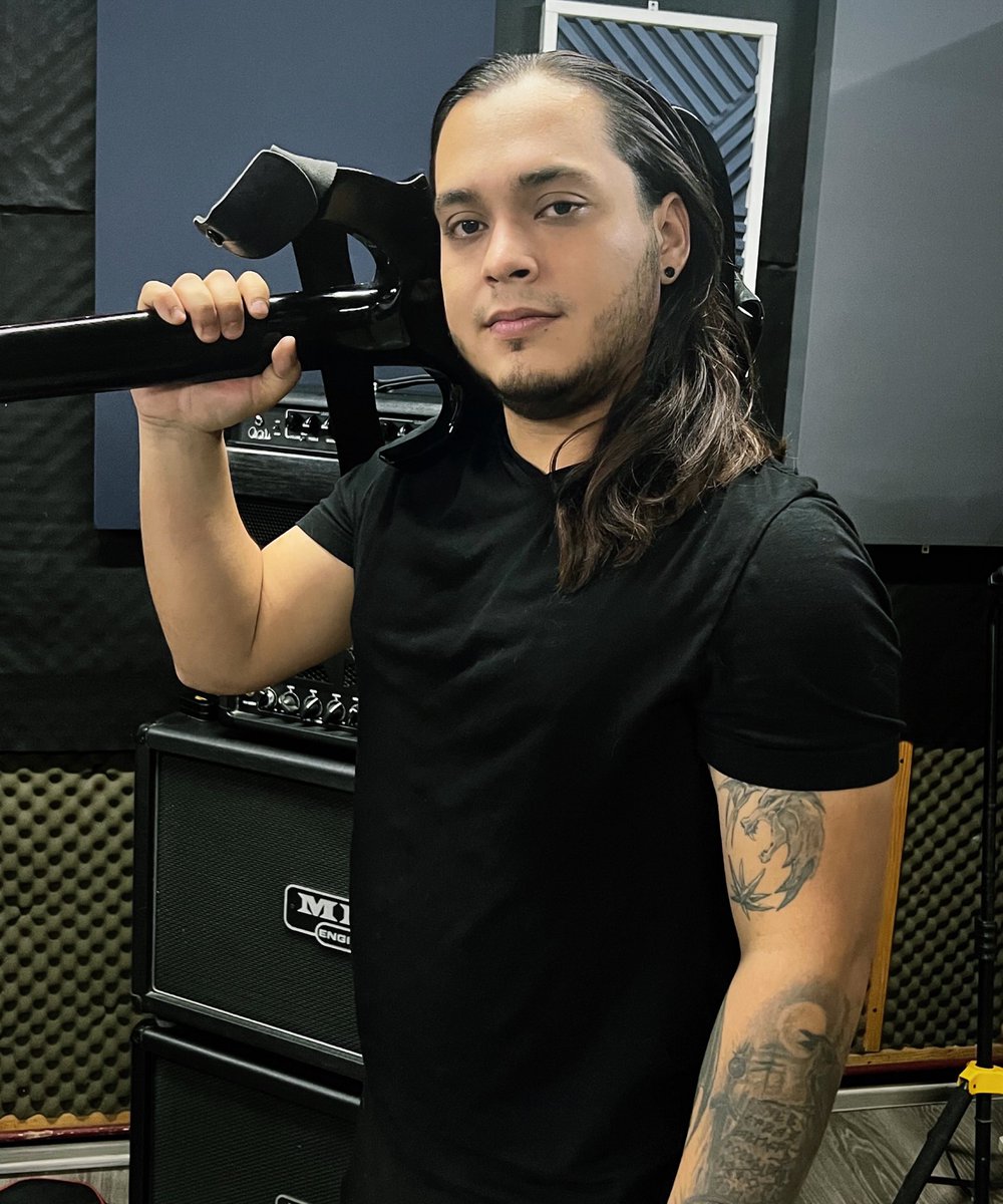Amigos! Estamos muy felices de presentarles a nuestro guitarrista rítmico, Alex Raider! 🤘🔥

#weareantahkarana 
.
.
.
.
.
.
.
#antahkarana #antahkaranaband #guitarrista🎸 #guitar #guitarplayer #guitarist #guitarras #guitarlife #guitarporn