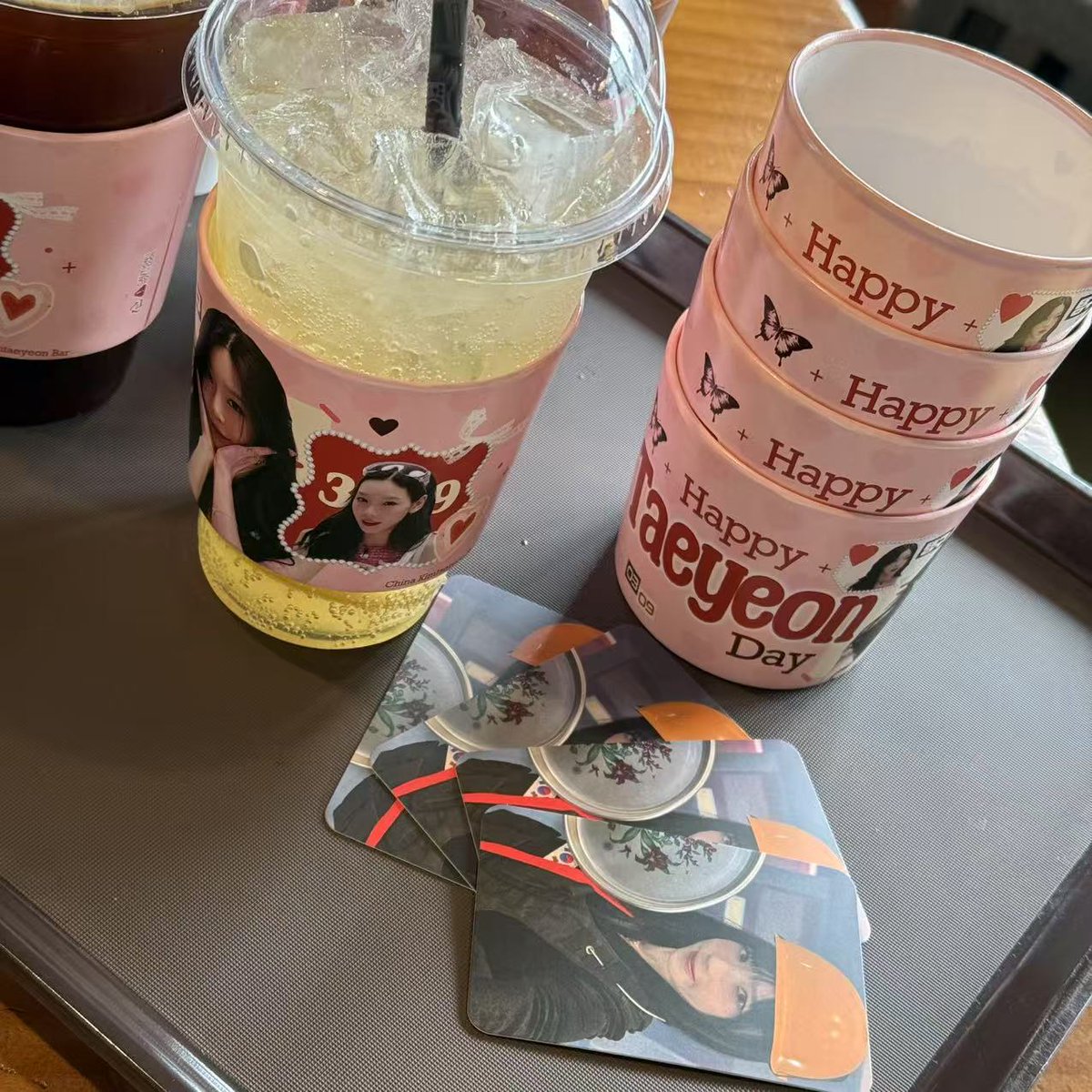 2025 #태연 #taeyeon 홍대 생일 카페 &amp; 루프탑 대형 배너 실물 사진💜
<a href="/samho_music/">삼호뮤직·삼호ETM</a> 에서 《태연 가사 필사집》을 선물해 주셔서 카페내 열람 가능합니다. 
태연아 생일 축하해💜 
<a href="/TAEYEONsmtown/">TAEYEON Official</a>