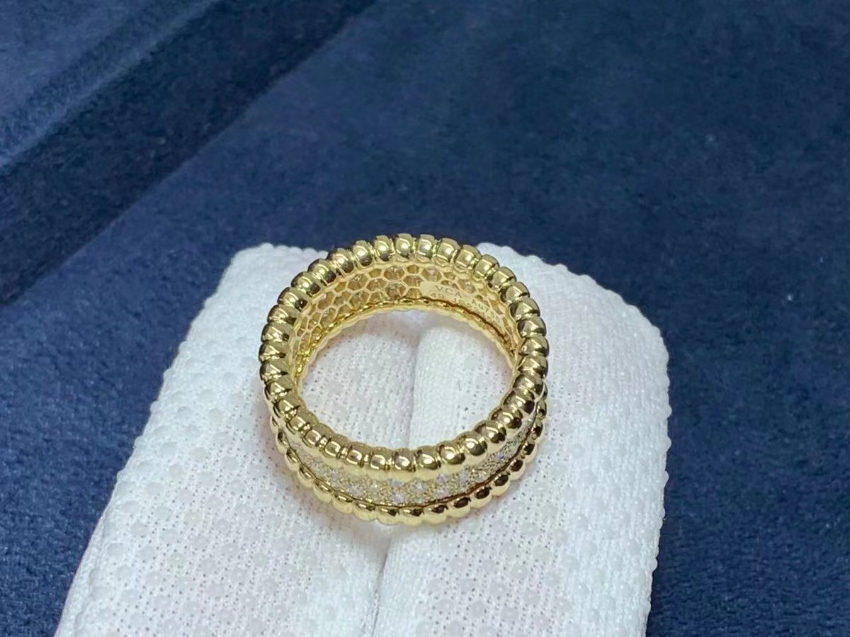 custom_brands's tweet photo. Unleash elegance with our exquisite diamond rings. Customize your dream piece and experience unrivaled luxury. Find perfection today. Visit us https://t.co/Touno829VK now!

#diamondring #luxurydiamondring #customjewelry #pavediamondjewelry #luxuryring https://t.co/ev8dzQLFyX