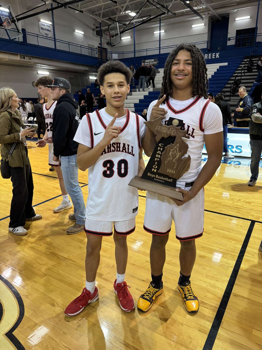 LeeHalliii's tweet photo. Regional champs🏆🥇@HankampScott @PrepHoopsMI @jgilbertsport https://t.co/K19TLVja5C