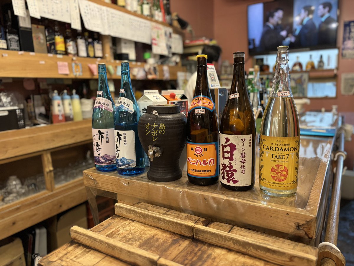 100年企業探検💯
創業131年　堤酒店

お酒のボトルに囲まれて、どこか懐かしさを感じる独特の雰囲気
居酒屋として寄るもよし、お酒だけ買いにきてもよし独特の世界を楽しみあれ

#100年企業
#マーケティング
#経営
#酒 
#堤酒店 
#熊本
#居酒屋 
#上通
#角打ち