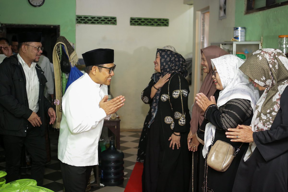 Mengenang 1000 Hari KH. Dimyati Rois: Warisan Ilmu dan Keteladanan 

Ketua Umum DPP PKB, Gus @cakiminow, menghadiri peringatan 1000 hari wafatnya KH. Dimyati Rois, pendiri Ponpes Al-Fadlu wal Fadilah Kaliwungu, Kendal, sekaligus Ketua Dewan Syura DPP PKB 2018-2022.