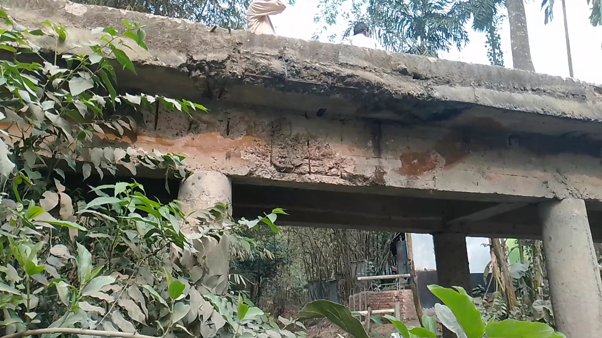 হোসেনপুরে দুই গ্রামের সংযোগ ব্রিজটিই মরণ ফাঁদ