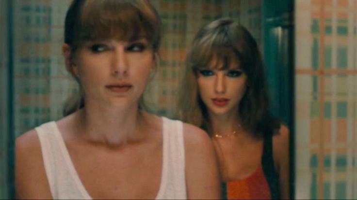 hotmessjunk's tweet image. somebody’s                       it’s my anxiety
watching me