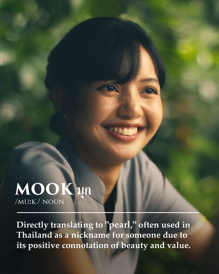 crushourliz's tweet image. ว้ายยยยย MAX รู้ดราม่าเรื่องชื่อแน่ๆ มุก แปลตรงตัวว่า "ไข่มุก" มักใช้เป็นชื่อเล่นของใครบางคนในประเทศไทย เนื่องจากมีความหมายเชิงบวกเกี่ยวกับความงามและคุณค่าเอ้อออออ เอาซี่ อย่ามาเหยียดชื่อคนอื่น ทุกชื่อมีความหมายหมดจ้านังคนขาว 
#LISA @wearelloud
#LISAxAlterEgo
#LISAxTheWhiteLotus