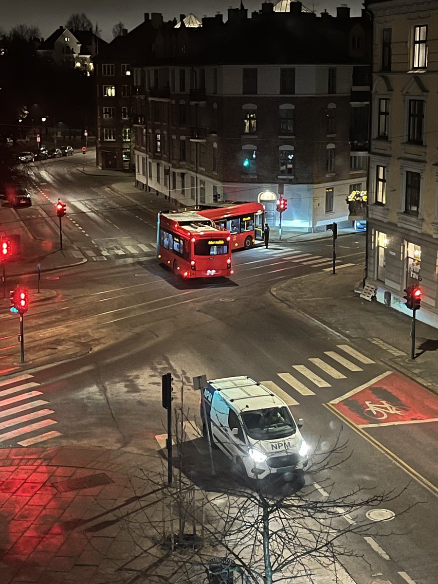 Hei, @ruter! Hvorfor stanser en leddbuss slik og legger seg på hornet – lenge – klokken 04:50? Og gjør det igjen 20 minutter senere?