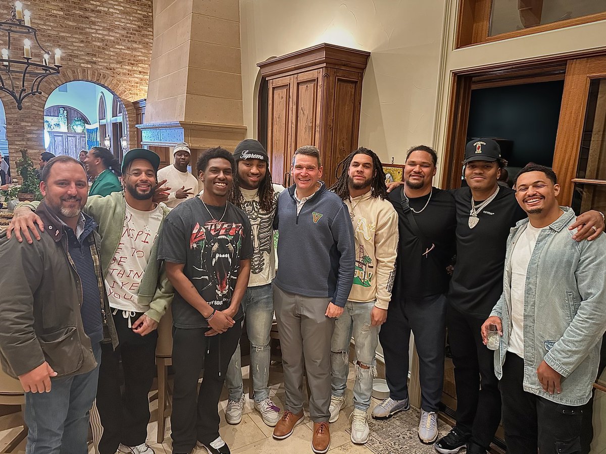 Garrett Klassy (@klassydogs) on Twitter photo Welcome back <a href="/FresnoStateFB/">Fresno State Football</a> alumni. Always a honor to spend time with this special group. Thank you <a href="/bt_juice_pod/">Bring The Juice Pod</a> for hosting. Tomorrow is going to be fun. #GoDogs Welcome back <a href="/FresnoStateFB/">Fresno State Football</a> alumni. Always a honor to spend time with this special group. Thank you <a href="/bt_juice_pod/">Bring The Juice Pod</a> for hosting. Tomorrow is going to be fun. #GoDogs