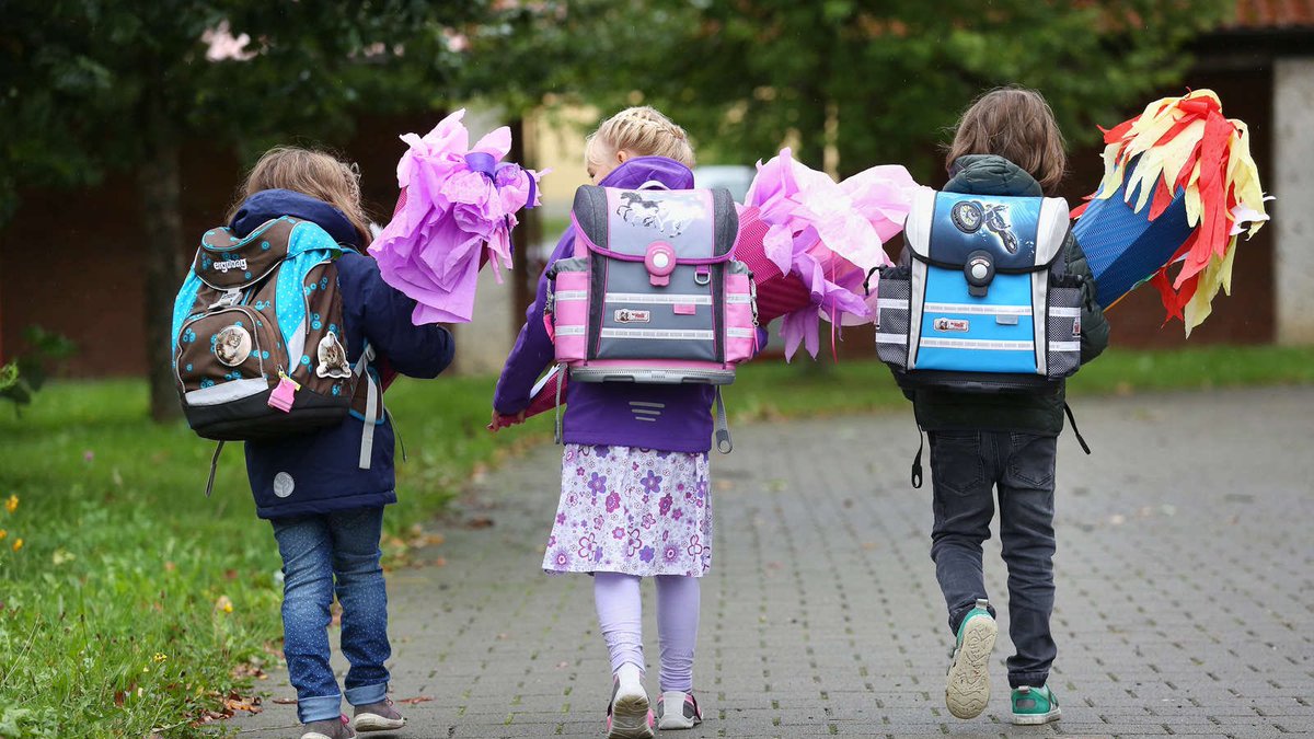 elmarposch (@austrianbrand) on Twitter photo Wünsche Alles Gute <a href="/chriswiederkehr/">Christoph Wiederkehr</a> 💪 machen Sie sich zur Revolutionslegende bei den Schultaschen bitte 👏warum schleppen Kinder immer noch Kilos an Büchern herum, wenn wir Erwachsene alles am Mobiltelefon/Tablet haben können😉🙌 Wünsche Alles Gute <a href="/chriswiederkehr/">Christoph Wiederkehr</a> 💪 machen Sie sich zur Revolutionslegende bei den Schultaschen bitte 👏warum schleppen Kinder immer noch Kilos an Büchern herum, wenn wir Erwachsene alles am Mobiltelefon/Tablet haben können😉🙌