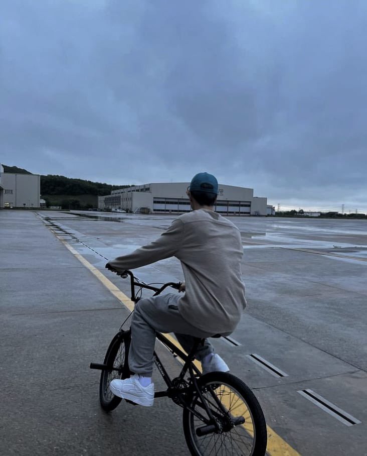 JenoIeew's tweet photo. Gliding through wet streets after the storm, the thrill is unmatched. The mix of rain and speed—pure bliss. https://t.co/UIIotHRlBy