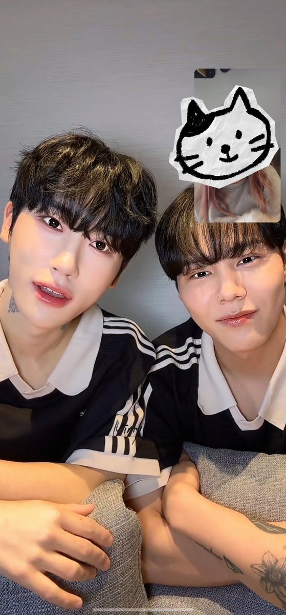 minty_jsh's tweet photo. 준성이 검은 머리로 염색했어요 🐱  
제가 광주에 갈 수 없어서 성호에게 미리 생일 축하 노래를 불러줬어요 🎂
#junsoengho 
#준성호 https://t.co/QAvTRsSQF7