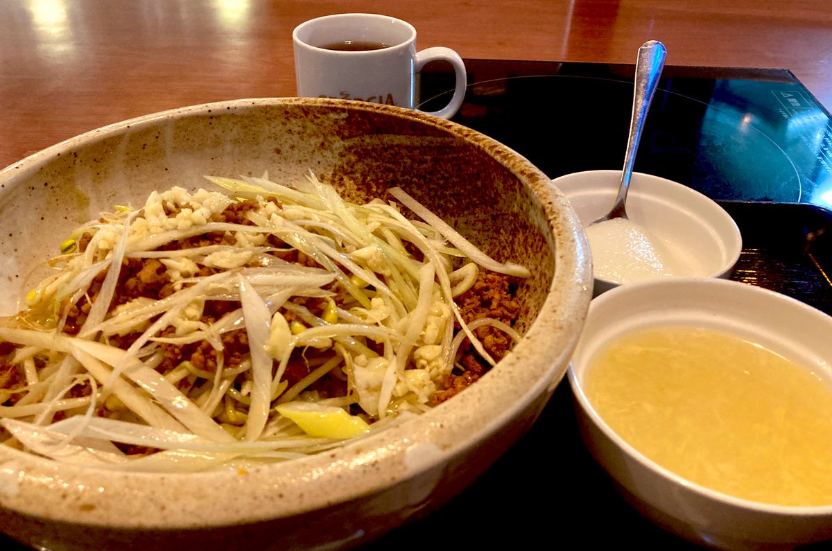 sugi_underbar's tweet photo. #遥ちゃんとランチ …
…と言ぃたかったが…
遥亮忘れたww😂

こんなに遅ぃ時間になった
#ランチ …ひさびさ😅

#香り麻辣まぜ刀削麺 🍜

黒酢が効ぃてる…？🤔
野菜たっぷり♡😊 https://t.co/mpyVEJBOXi