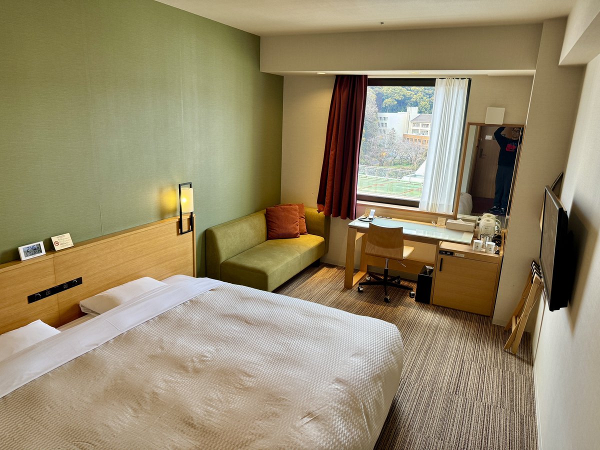 えひめプライド前入りで、先ほどWAKUWAKU♡サセコさんカップルと松山大街道のホテルにチェックイン〜（安定のエスムさん遅め入り）。立地もお部屋もいいかんじ✨

明日は早朝から城山を眺めながらメイクしよ。プライド会場やパレード、夜のジョソラジ オフ会でお会いしましょう！😁🌈