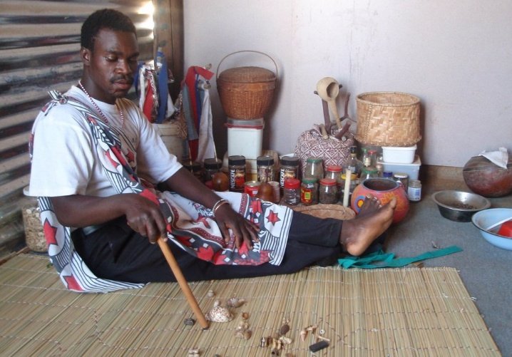 Mavhure's tweet photo. Dear Zim prophets.  #MakandiwaChallenge . I stay in SA, and I am challenging you to DM me  , Lotto, and Powerball winning numbers for next week. This is a nice warm-up to show your powers and capabilities before Makandiwa date. #HandeiTione 🇿🇼🙏 @prmakandiwa https://t.co/ZWOLIEWx2w